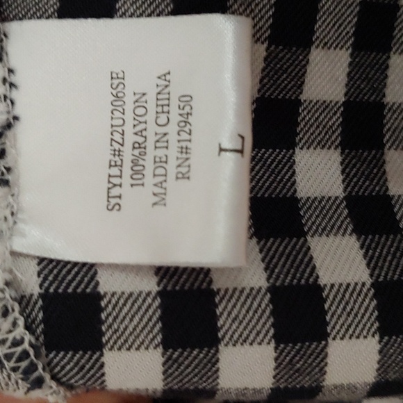 Black & White Check Split Neck Bell Sleeve Blouse. Size L - Picture 13 of 13
